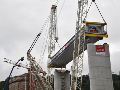 A Gênes, le nouveau pont prend forme et la cité renaît