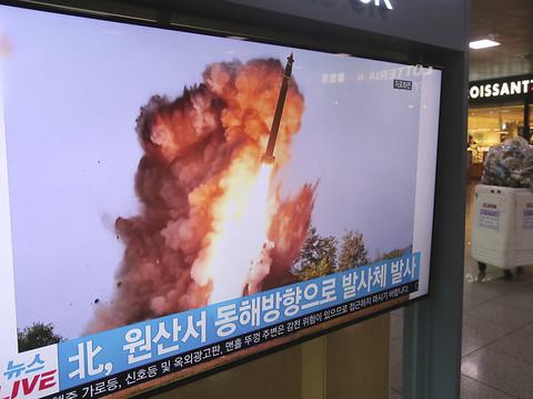 Pyongyang tire des missiles, dont un en zone exclusive japonaise