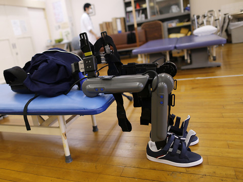 Un exosquelette permet à un patient tétraplégique de marcher