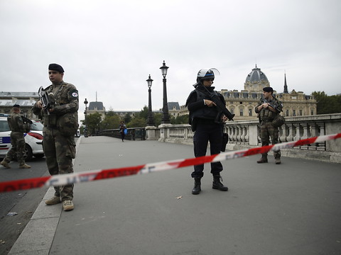 Tuerie à Paris: la piste de la radicalisation privilégiée