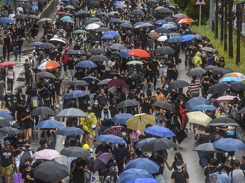 Hong Kong: les premiers manifestants comparaissent