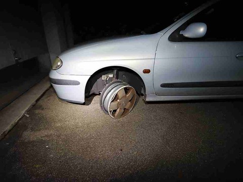 Un automobiliste roule sur trois roues d'Arbon à St-Gall