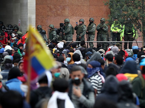 Equateur: chaos à Quito, couvre-feu autour des lieux de pouvoir
