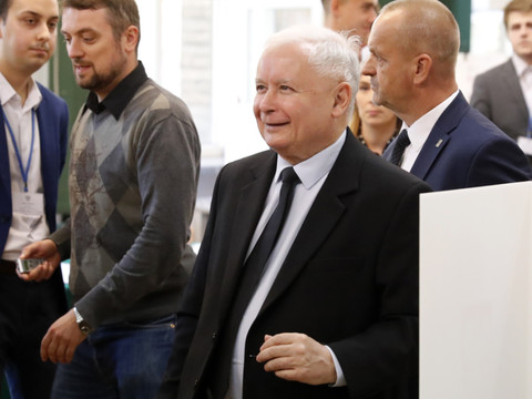 Pologne: les conservateurs conserveraient la majorité absolue