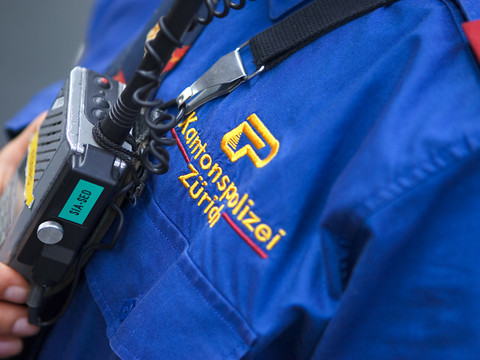 Policière blessée par une voiture en fuite à Neftenbach (ZH)