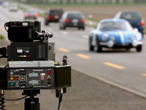 Conducteur flashé à 191 km/h sur un tronçon limité à 80 à Rafz (ZH)