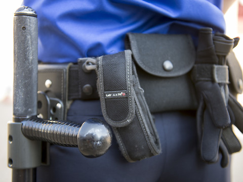 Un agent de sécurité est privé de sa matraque