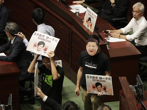 Chaos au Parlement, Carrie Lam renonce à un discours