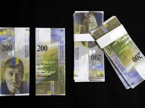 Les billets de banque suisses de moins en moins souvent contrefaits