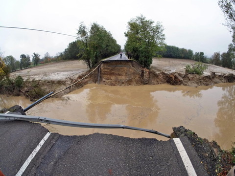 Orages violents dans le nord de l'Italie: un mort, un pont effondré