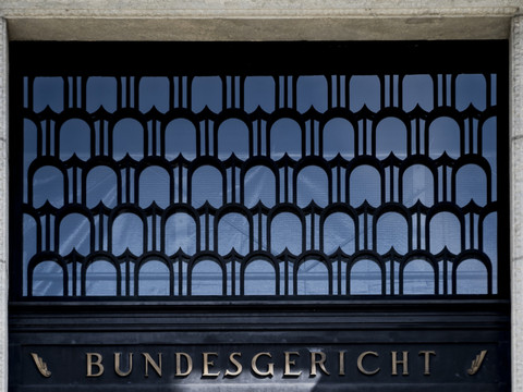 Un propriétaire détruit le matériel de son locataire