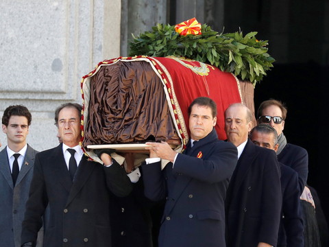 L'Espagne exhume le dictateur Franco de son mausolée monumental