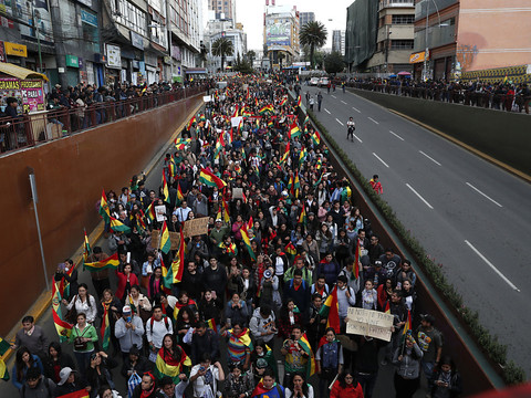 Le président bolivien réélu, la mobilisation se poursuit
