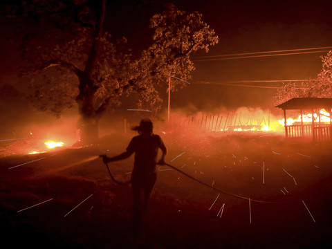 La saison des feux bat son plein en Californie, milliers d'évacués