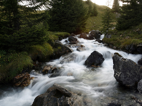 Les ruisseaux de montagnes émettent plus de CO2 que supposé