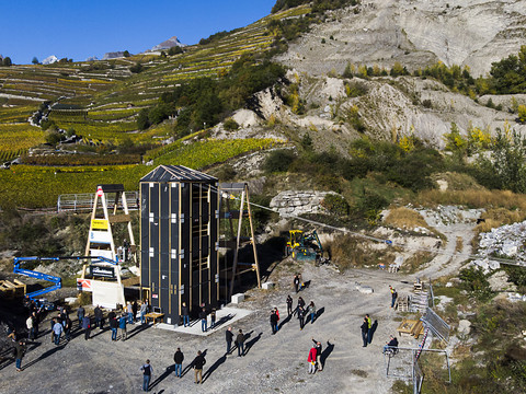 Un bâtiment résiste à des tremblements de terre à Chamoson (VS)