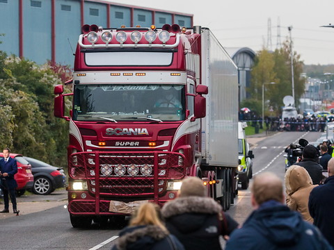 Camion charnier trouvé près de Londres : trois personnes libérées