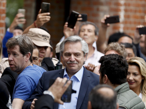 Les Argentins élisent leur président, le candidat péroniste favori