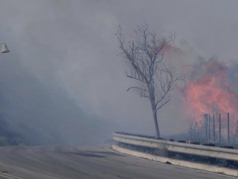 Nouveaux départs de feu en Californie, où les évacuations préventives évitent le pire