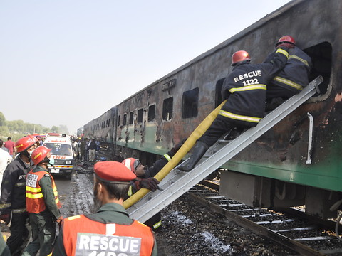 Pakistan: au moins 74 morts dans l'incendie d'un train de passagers