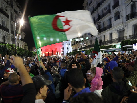 Marée humaine à Alger pour fêter une 