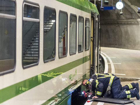 Dégagement de fumée sous une locomotive du LEB au Flon à Lausanne