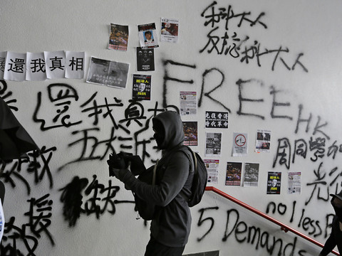 Hong Kong: décès d'un étudiant qui avait chuté lors d'émeutes