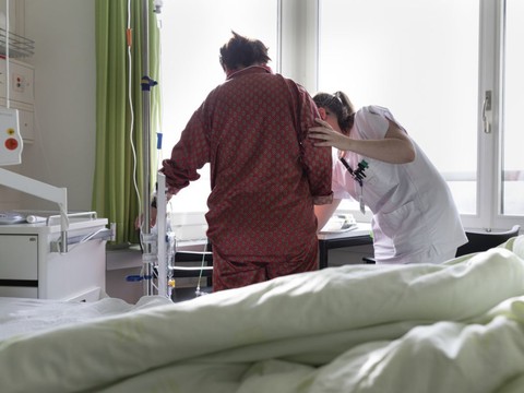 Mieux former le personnel de santé et impliquer les patients