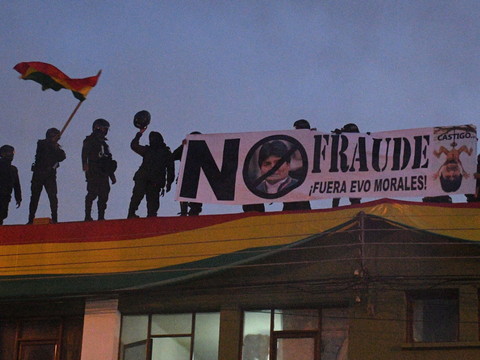 Des policiers se mutinent en Bolivie, le président dénonce un coup d'Etat