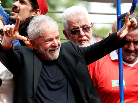 Lula, remonté à bloc, accable Bolsonaro devant ses partisans