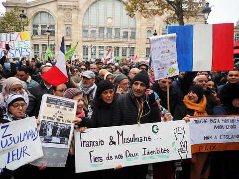 Des milliers de personnes manifestent contre l'islamophobie à Paris