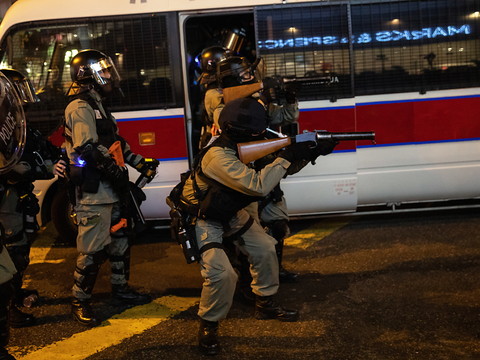 Hong Kong: un manifestant blessé par balle, un homme transformé en torche humaine