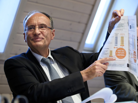 Les coopérateurs en train de trancher, via une votation inédite