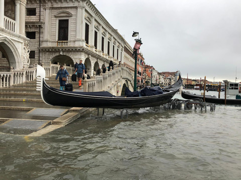 Venise touchée par une marée haute historique