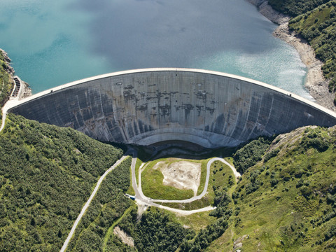 Des lacs de barrage pour exploiter l'eau des glaciers qui fondent