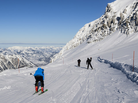 Ouverture précoce des stations de ski en Suisse grâce aux premières chutes de neige
