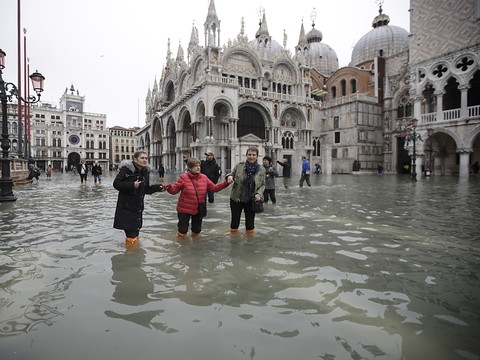 Nouveau pic de marée haute attendu à Venise