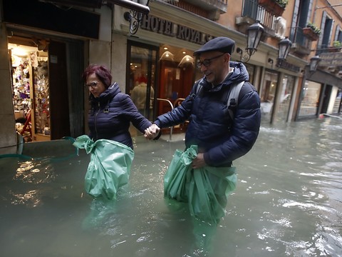 Nouveau pic de marée haute à Venise, la place Saint-Marc fermée