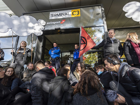 Des activistes bloquent le terminal des jets privés