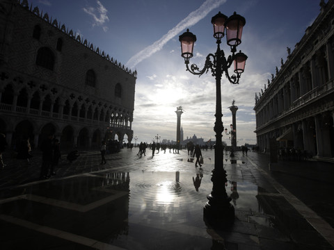 Le niveau d'alerte baisse légèrement à Venise, toujours inondée