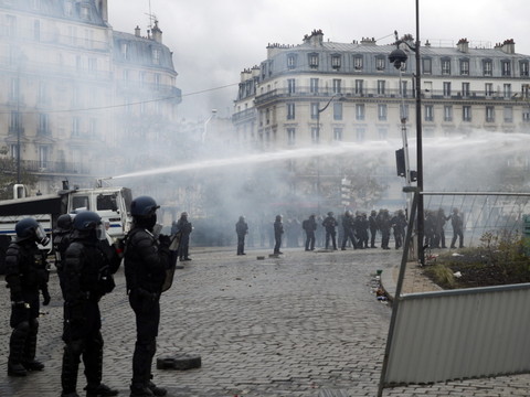Flambées de violences à Paris pour le premier anniversaire des 