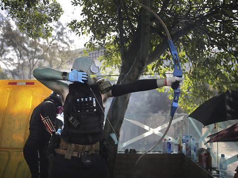 Hong Kong: les manifestants retranchés dans un campus, un policier blessé par une flèche