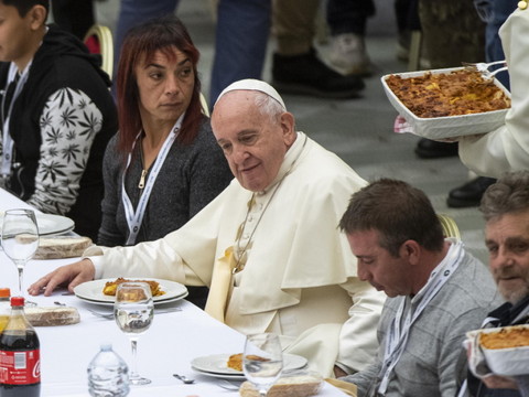 Le pape François invite à table 1500 pauvres au Vatican