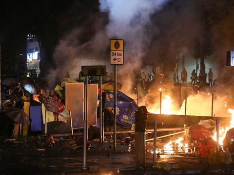 Les manifestants hongkongais tiennent toujours un campus assiégé