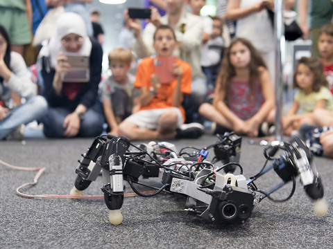 Des cours de robotique pour des enfants sourds et malentendants