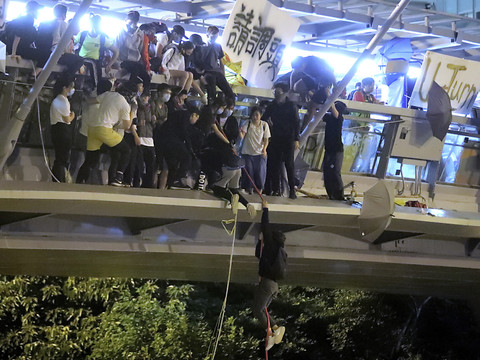 A Hong Kong, fuite spectaculaire de manifestants assiégés par la police