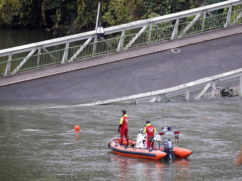 Pont effondré à Toulouse: le chargement était trop lourd