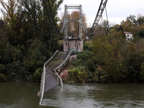 Pont effondré en Haute-Garonne: le poids du camion en question