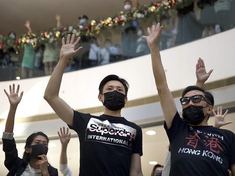 Le siège du campus persiste, passe d'armes Chine-USA en vue