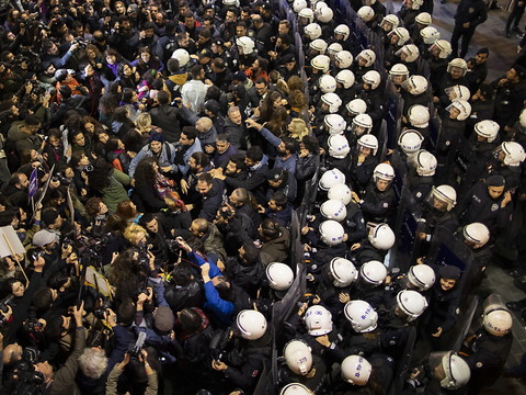 Une marche dispersée de force à Istanbul